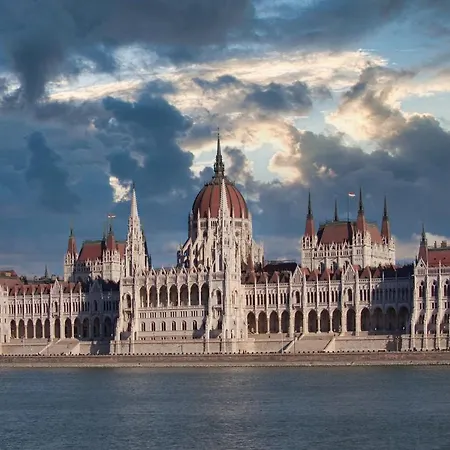 M - Downtown 2 Budapest